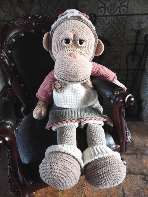 XXL Funny Monkey Grandma (zittend)