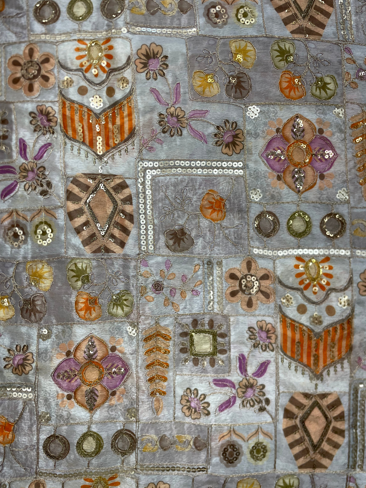 Geborduurde zijde beige, oranje en roze bloemen en pailletten