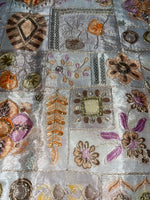 Geborduurde zijde beige, oranje en roze bloemen en pailletten