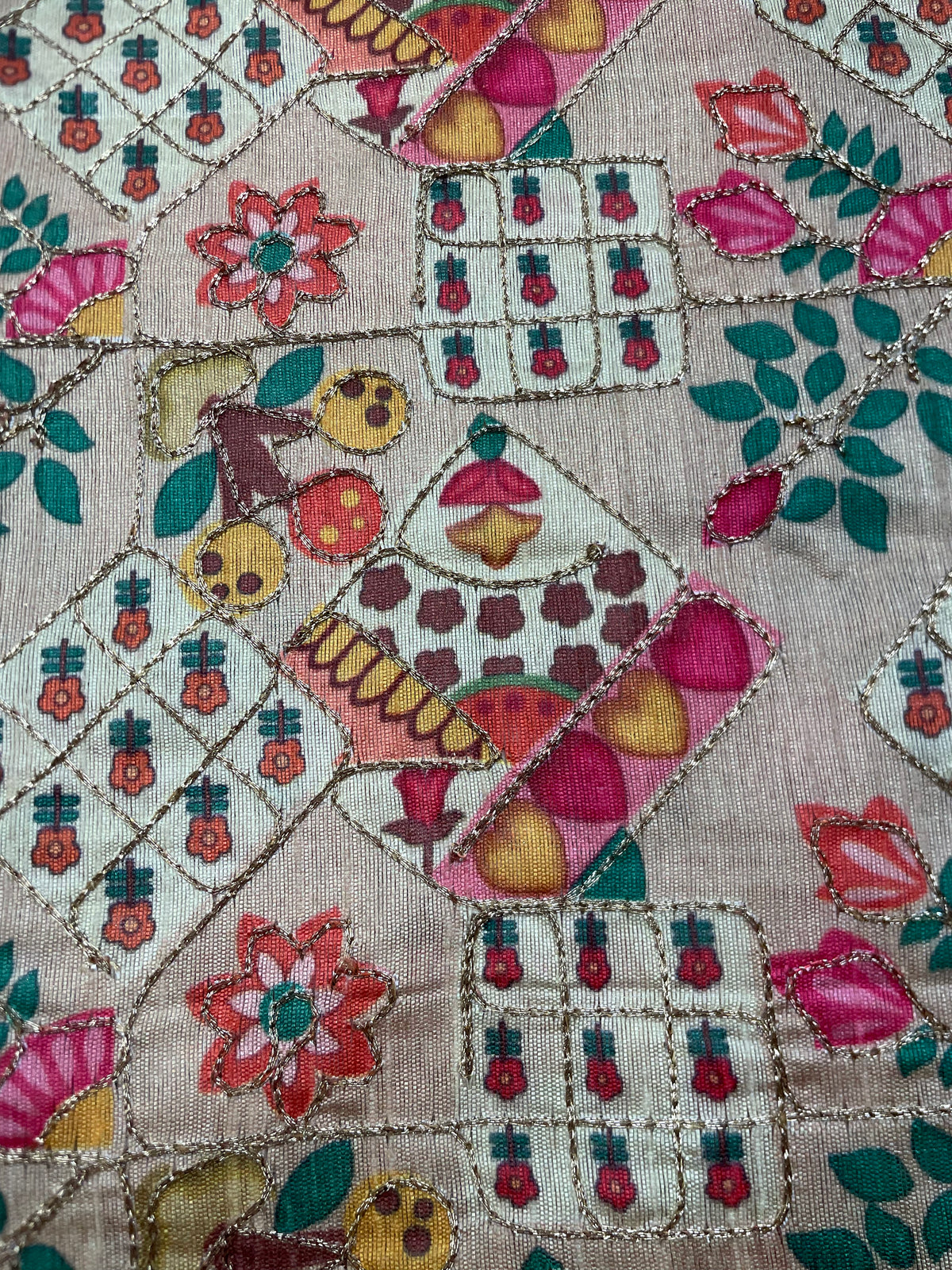 Geborduurde zijdekatoen beige gebloemd met gouddraad