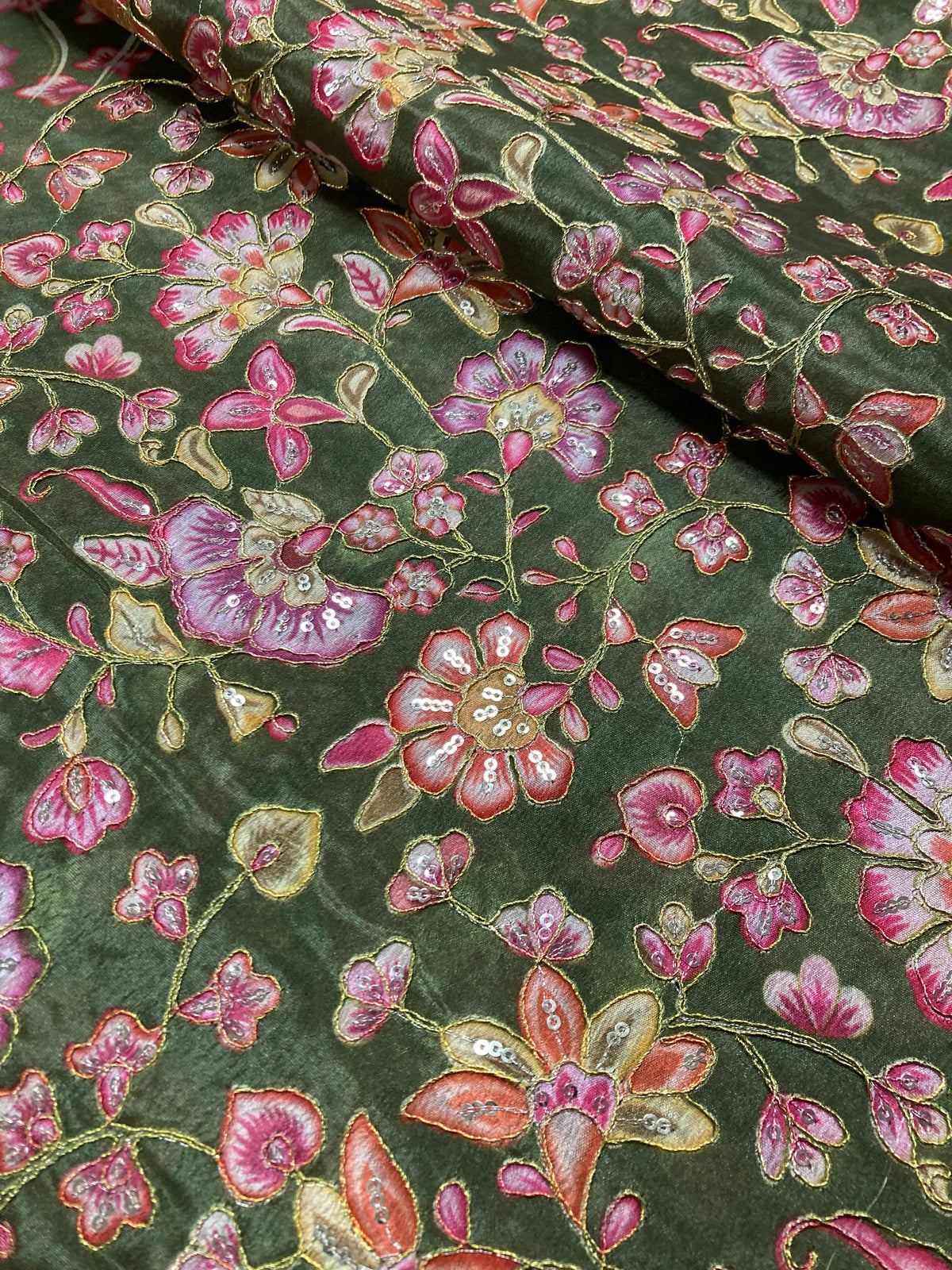 Geborduurde zijdekatoen groen en roze gebloemd met gouddraad