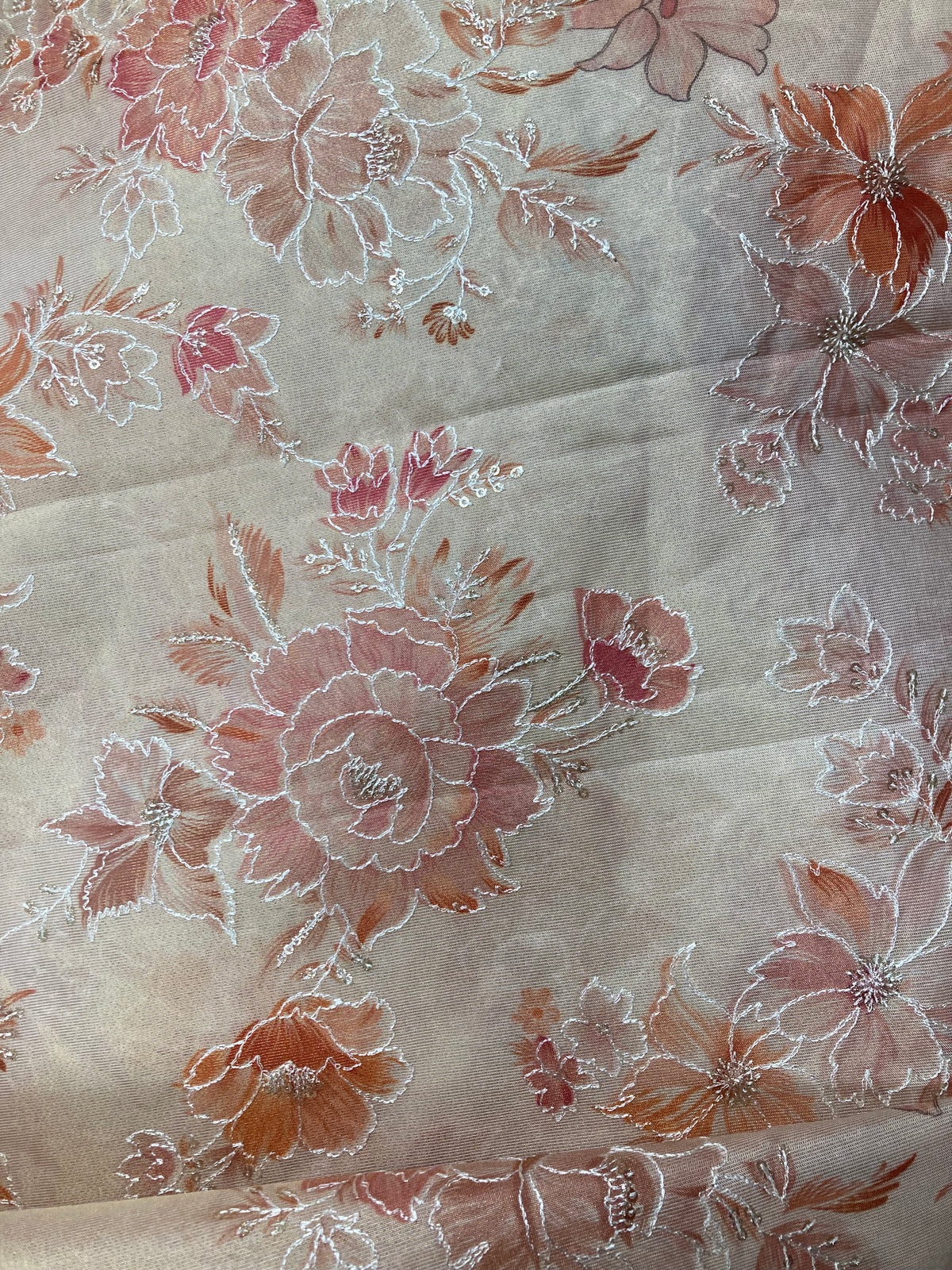 Geborduurde zijde beige, zalmroze gebloemd met zilverdraad