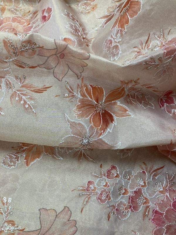 Geborduurde zijde beige, zalmroze gebloemd met zilverdraad