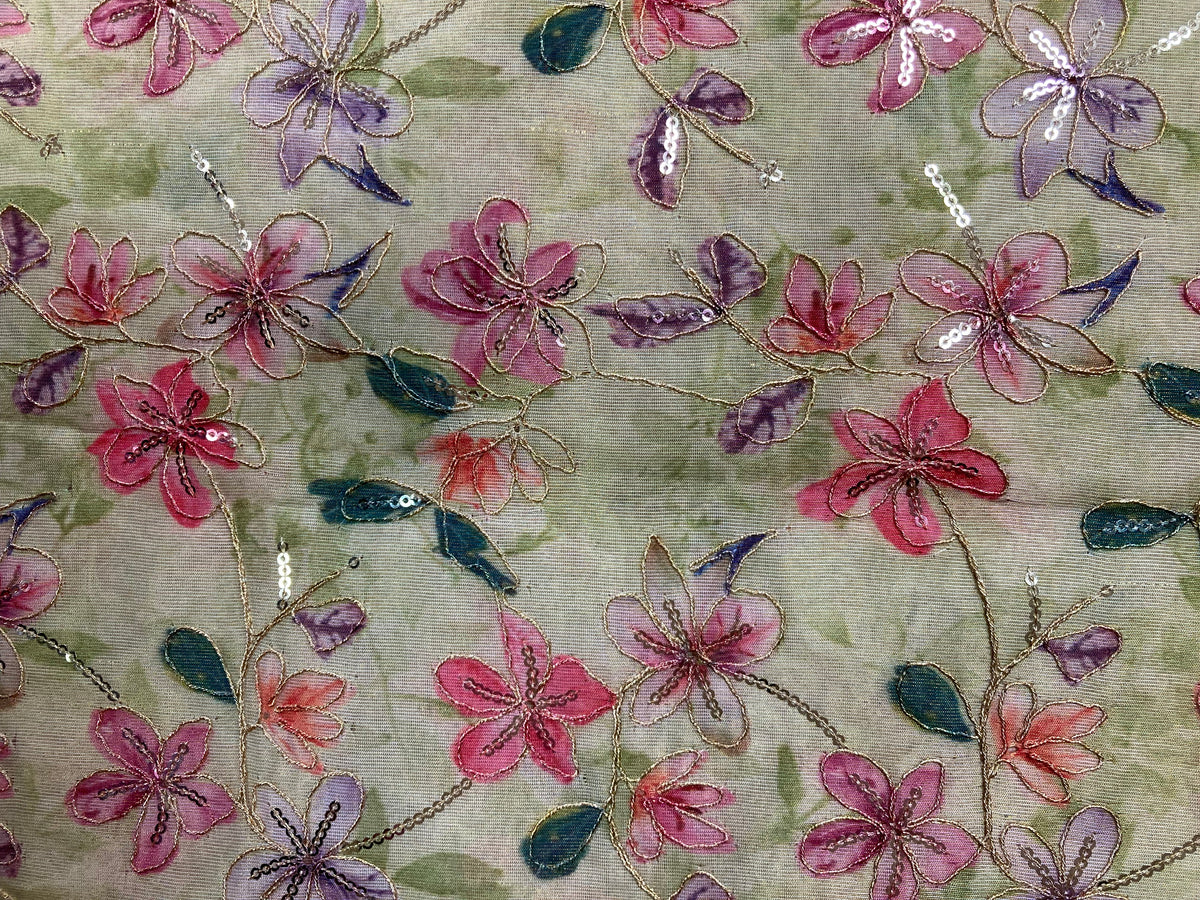 Geborduurde zijde pistachegroen met bloemen, gouddraad en pailletten