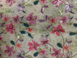 Geborduurde zijde pistachegroen met bloemen, gouddraad en pailletten