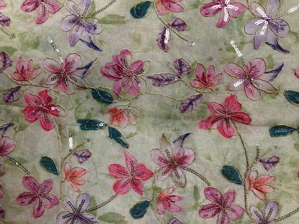 Geborduurde zijde pistachegroen met bloemen, gouddraad en pailletten